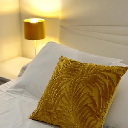 Delightful Centre Clarendon - Grand House Apartment