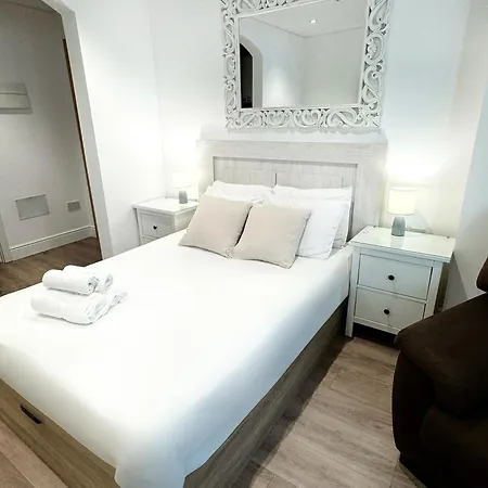 Delightful Centre Clarendon - Grand House *